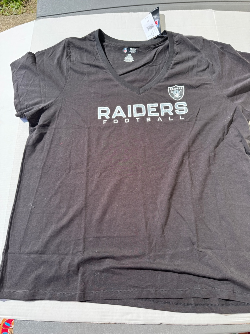 Raiders Women’s 2xl. New. Black v-neck t.
